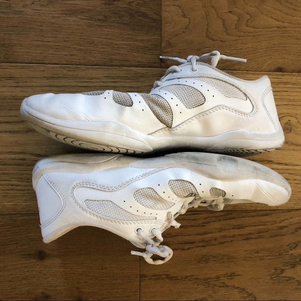 Varsity A41 cheer shoes Sz 8.5